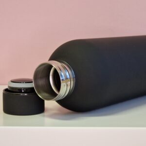 Termospudel pudelihoidjaga - must